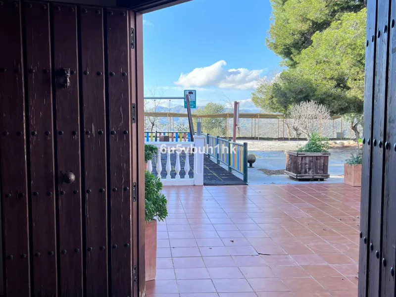 Seize the opportunity to own an extraordinary country estate in the breathtaking Montes de Málaga, just 10 minutes from the city center and 25 minutes from the airport.