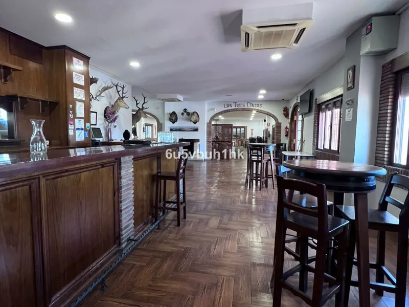 Seize the opportunity to own an extraordinary country estate in the breathtaking Montes de Málaga, just 10 minutes from the city center and 25 minutes from the airport.
