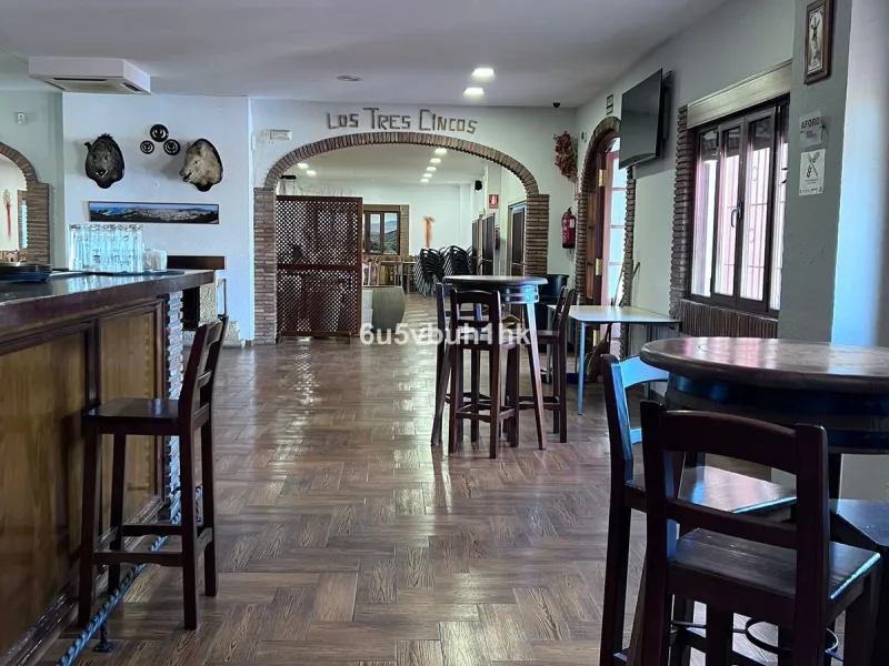 Seize the opportunity to own an extraordinary country estate in the breathtaking Montes de Málaga, just 10 minutes from the city center and 25 minutes from the airport.