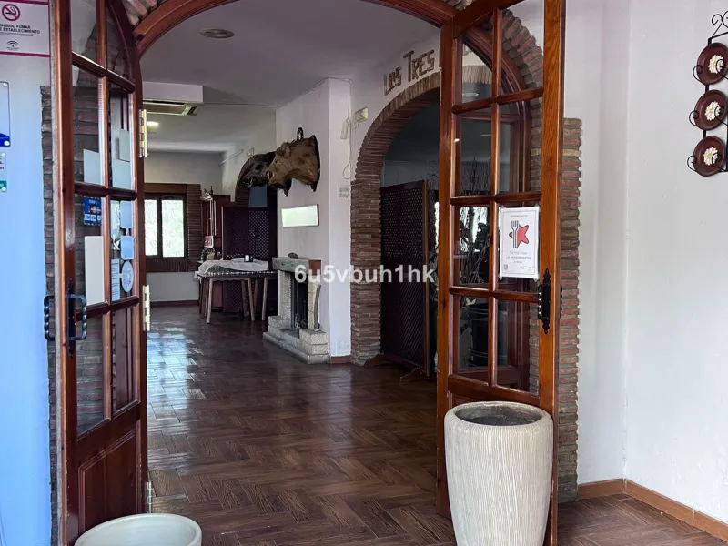 Seize the opportunity to own an extraordinary country estate in the breathtaking Montes de Málaga, just 10 minutes from the city center and 25 minutes from the airport.