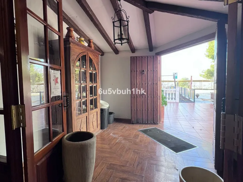 Seize the opportunity to own an extraordinary country estate in the breathtaking Montes de Málaga, just 10 minutes from the city center and 25 minutes from the airport.