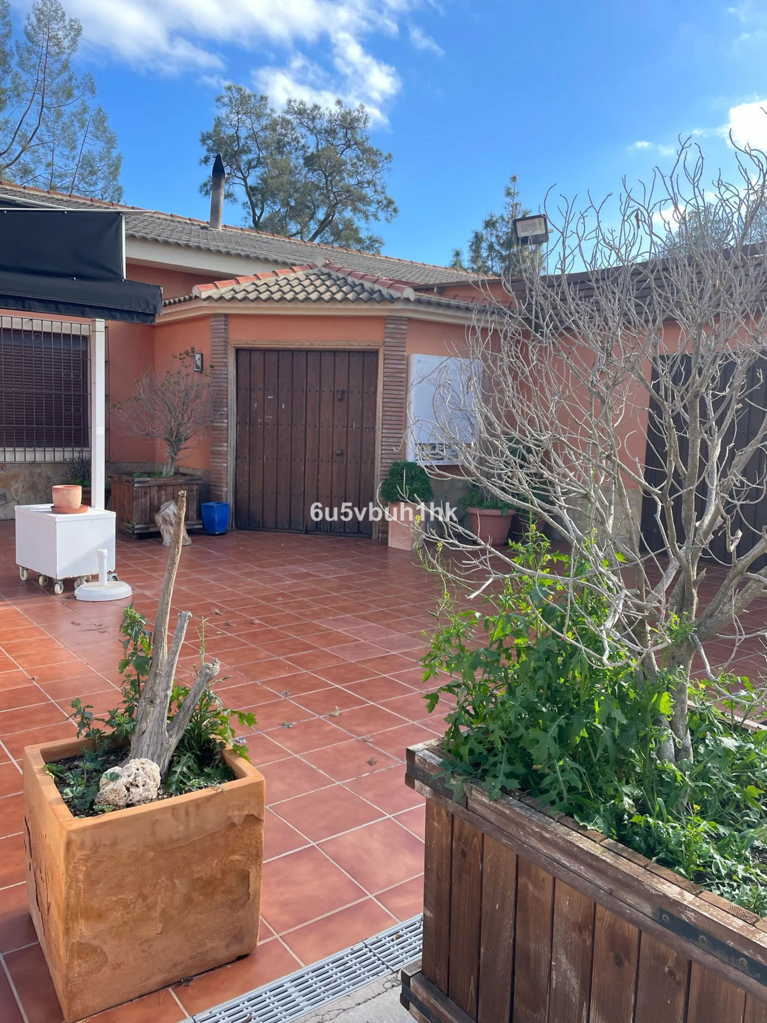 Seize the opportunity to own an extraordinary country estate in the breathtaking Montes de Málaga, just 10 minutes from the city center and 25 minutes from the airport.