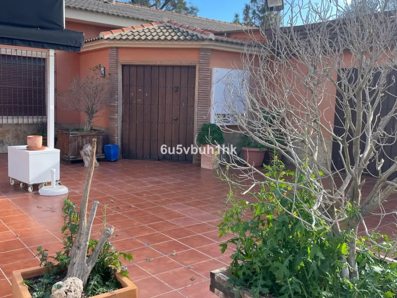 Seize the opportunity to own an extraordinary country estate in the breathtaking Montes de Málaga, just 10 minutes from the city center and 25 minutes from the airport.