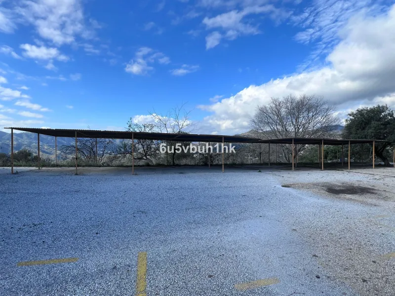 Seize the opportunity to own an extraordinary country estate in the breathtaking Montes de Málaga, just 10 minutes from the city center and 25 minutes from the airport.