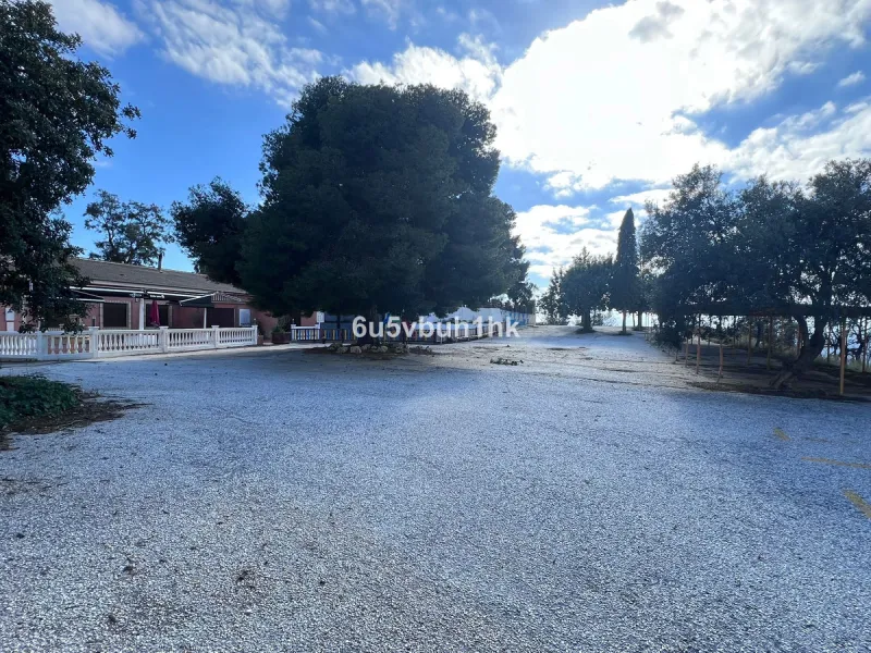 Seize the opportunity to own an extraordinary country estate in the breathtaking Montes de Málaga, just 10 minutes from the city center and 25 minutes from the airport.