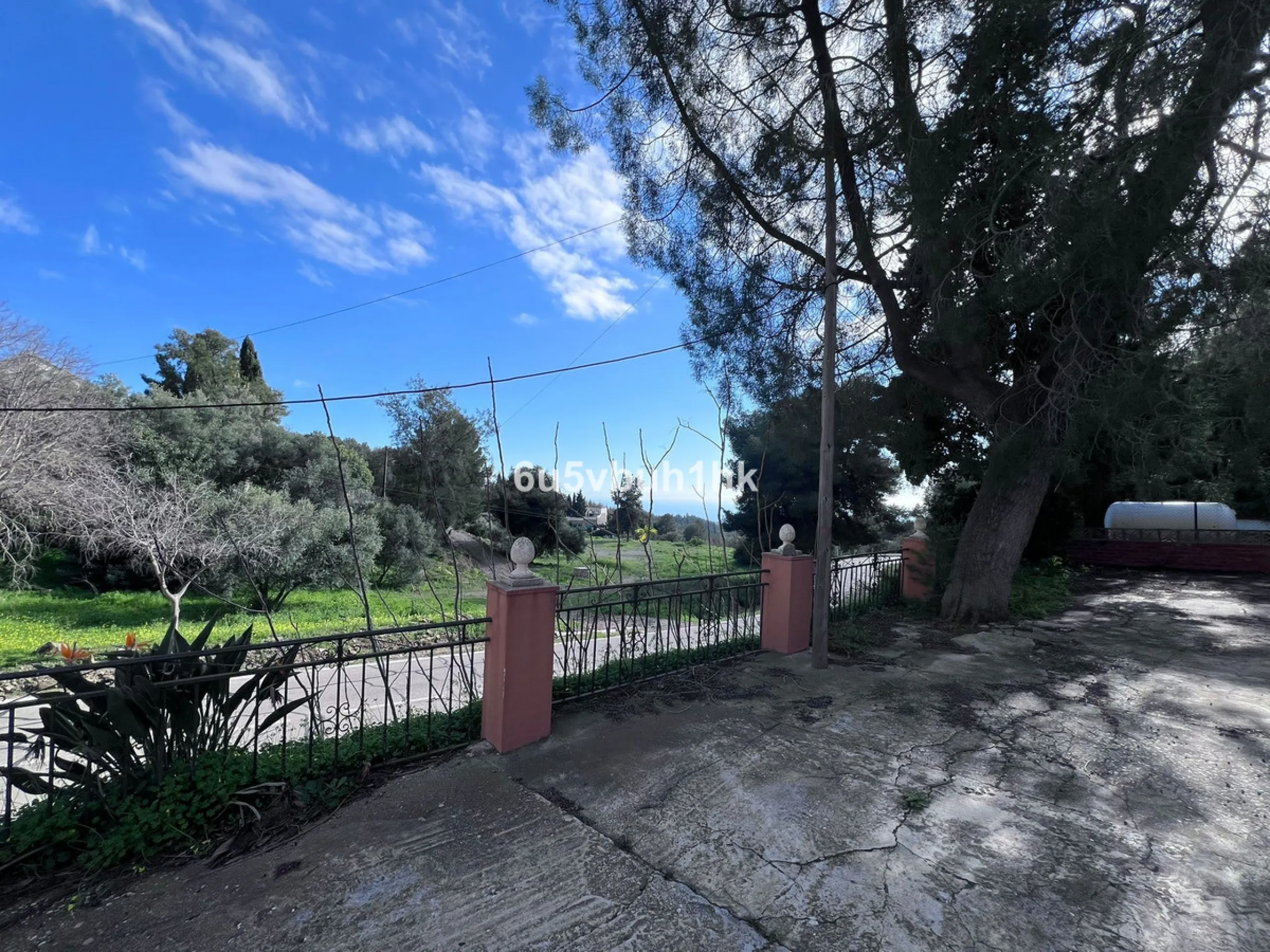 Seize the opportunity to own an extraordinary country estate in the breathtaking Montes de Málaga, just 10 minutes from the city center and 25 minutes from the airport.