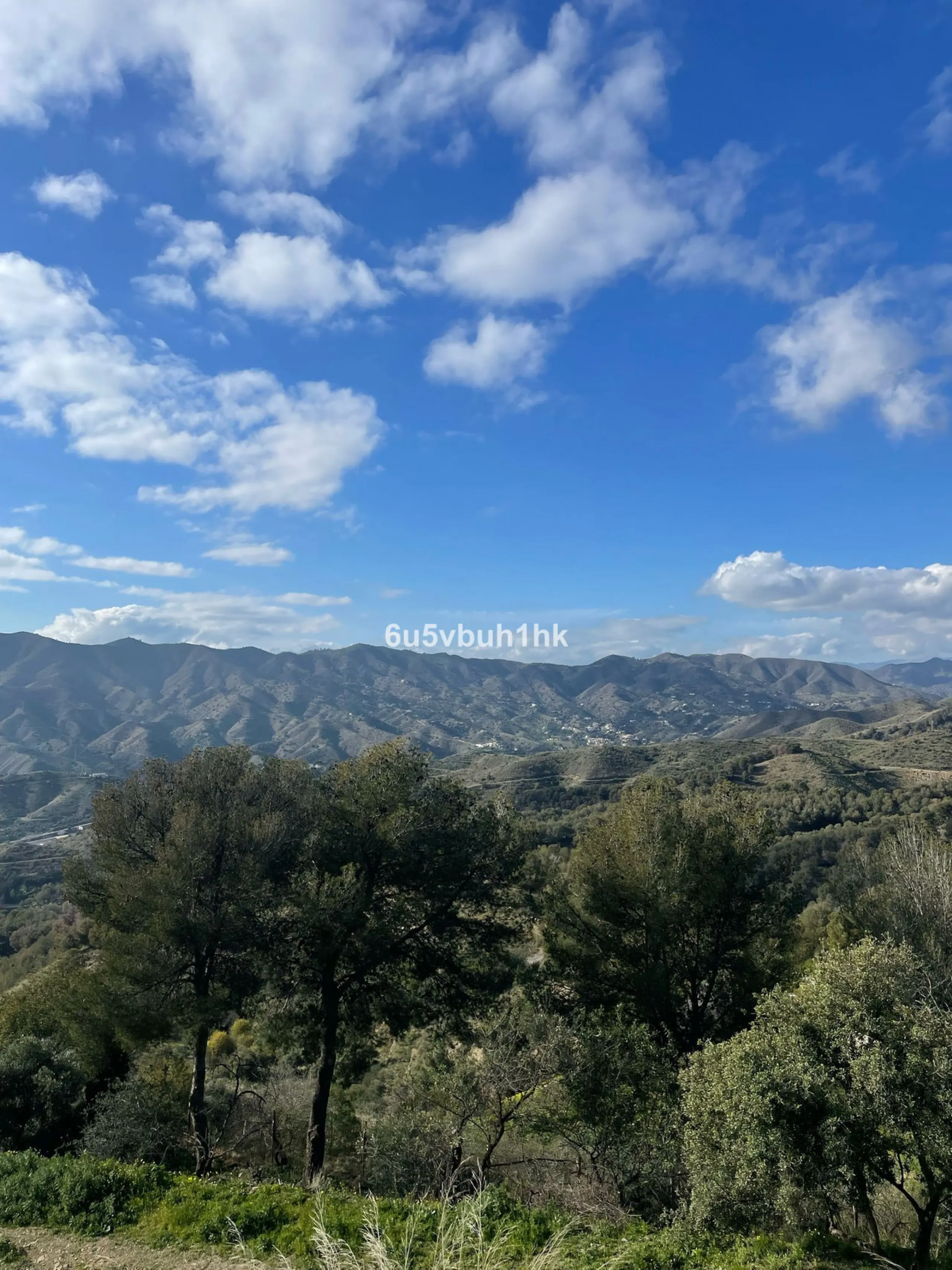 Seize the opportunity to own an extraordinary country estate in the breathtaking Montes de Málaga, just 10 minutes from the city center and 25 minutes from the airport.