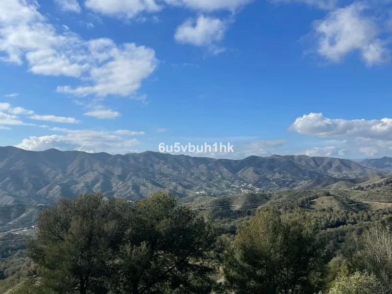 Seize the opportunity to own an extraordinary country estate in the breathtaking Montes de Málaga, just 10 minutes from the city center and 25 minutes from the airport.