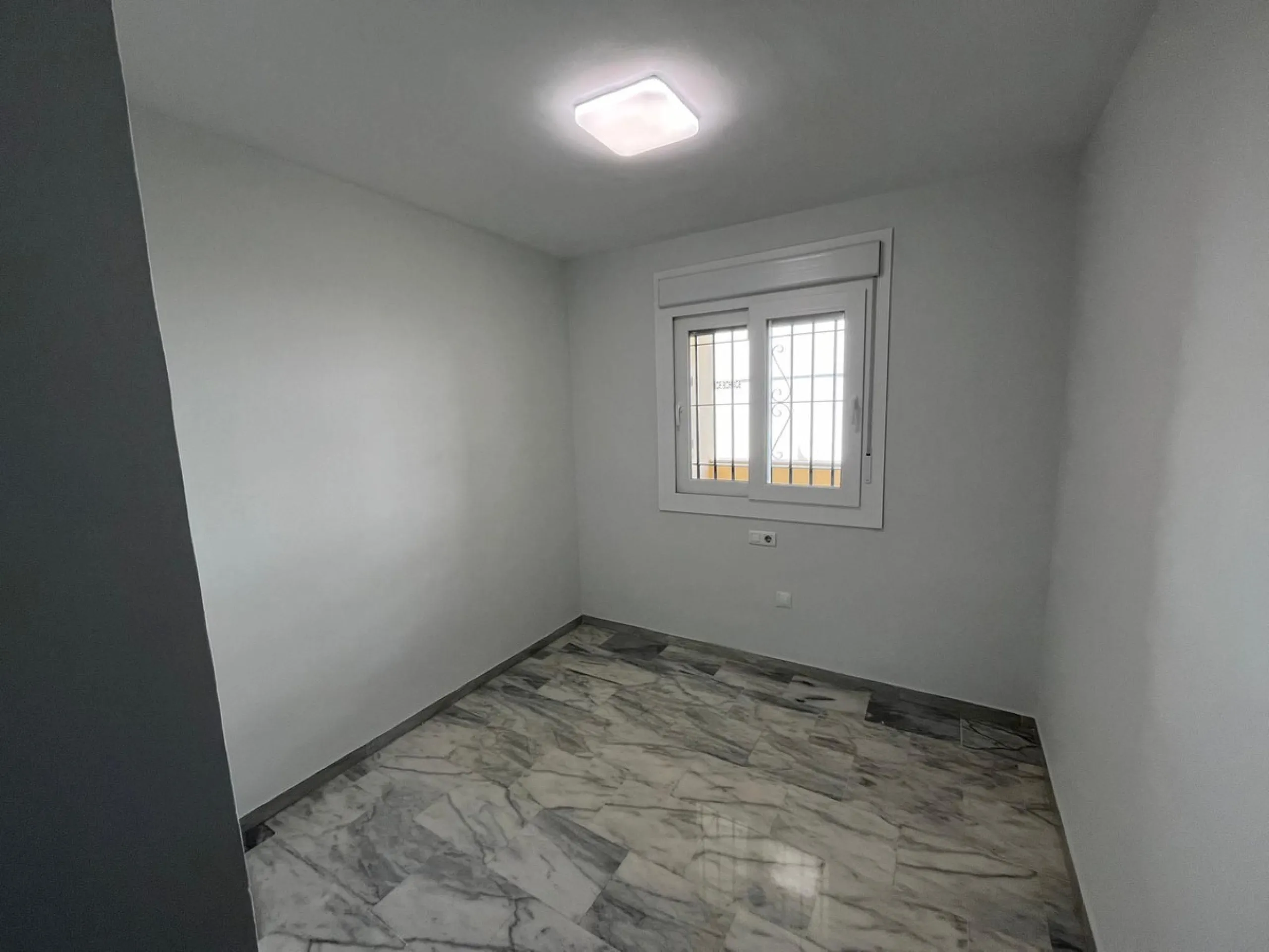 Apartment - Top Floor Apartment в продаже в Benalmadena, Málaga. В доме 2 спален и 1 ванных комнат. Площадь дома 74 м²