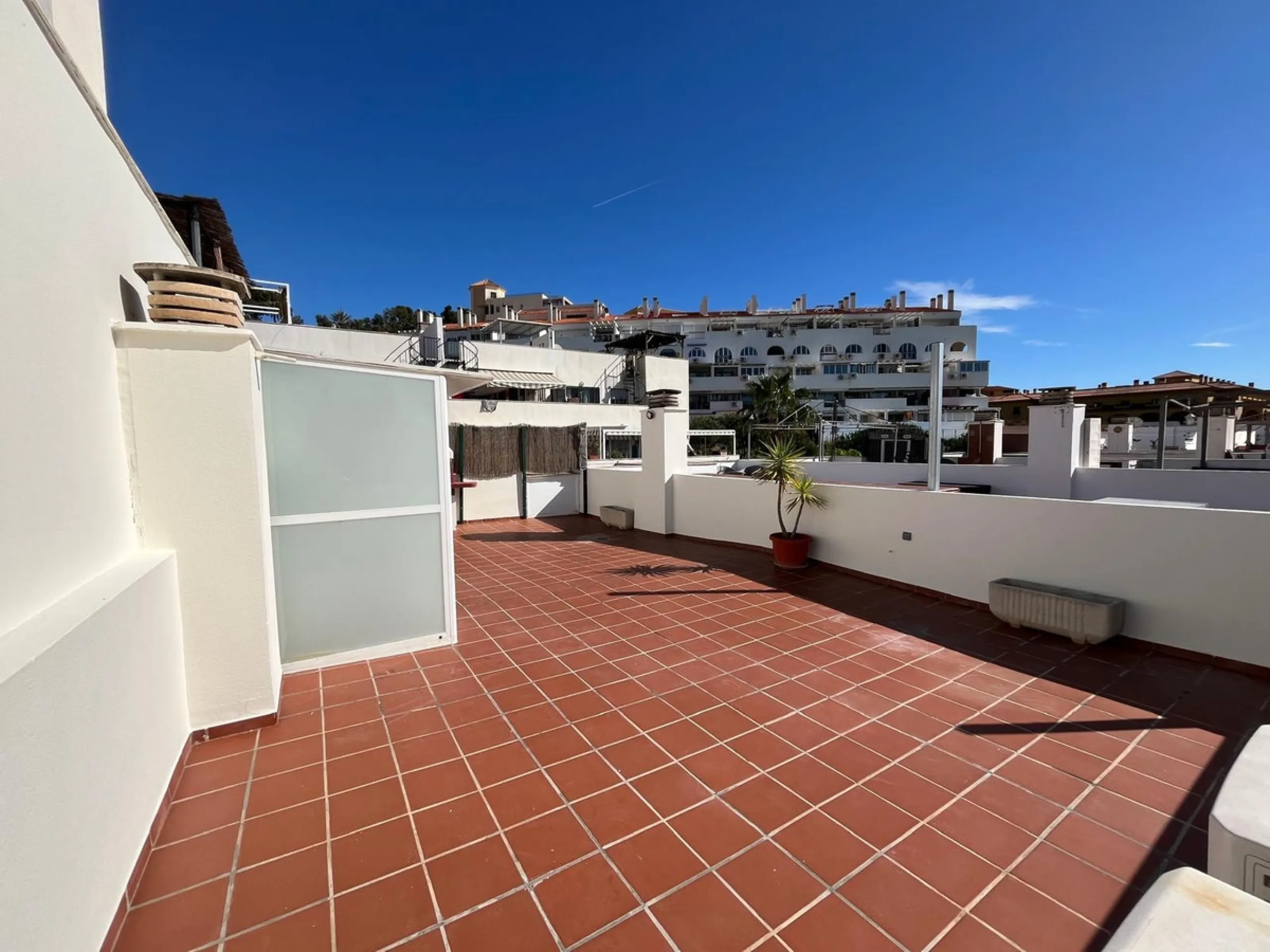Apartment - Top Floor Apartment в продаже в Benalmadena, Málaga. В доме 2 спален и 1 ванных комнат. Площадь дома 74 м²