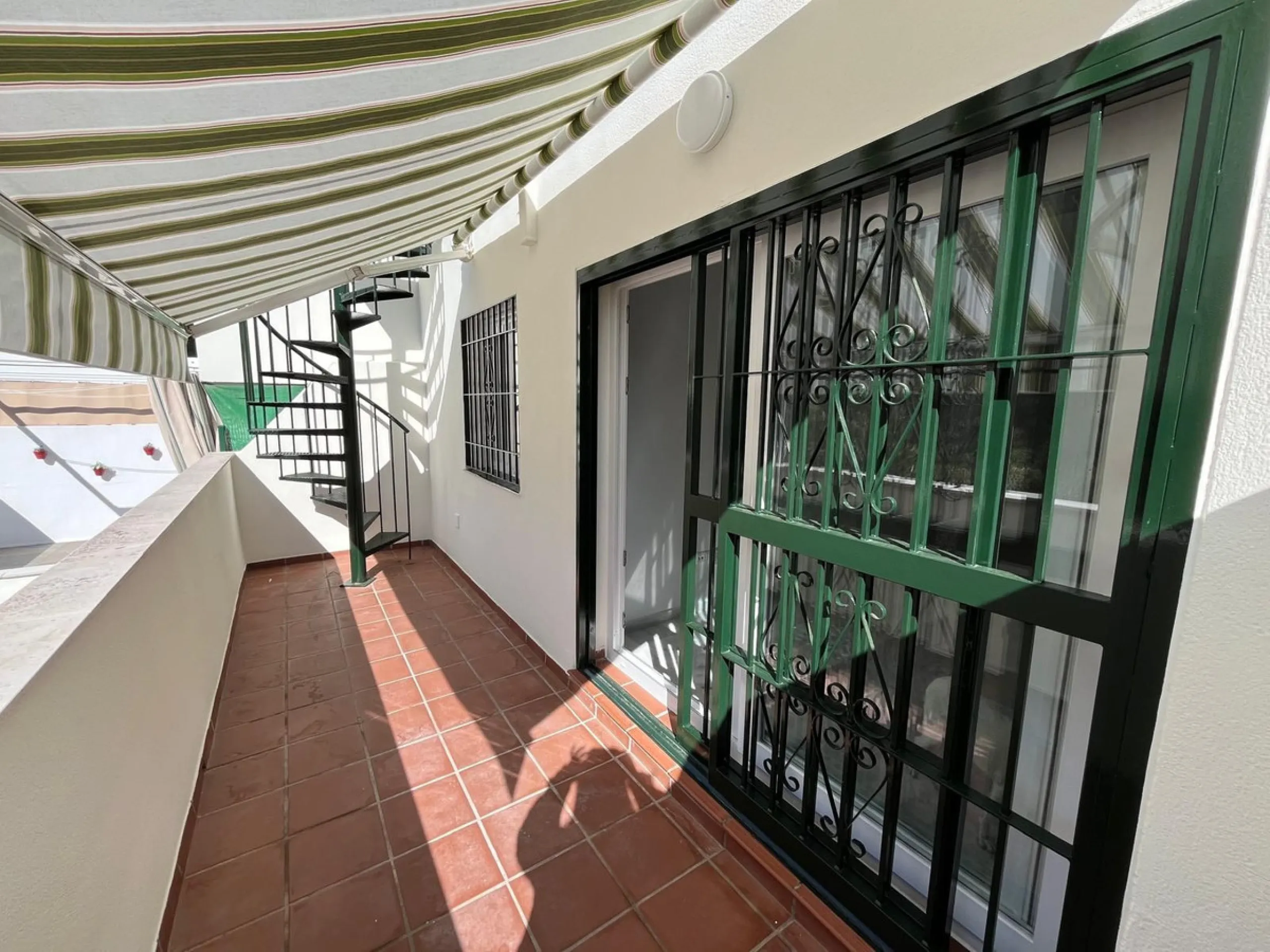 Apartment - Top Floor Apartment в продаже в Benalmadena, Málaga. В доме 2 спален и 1 ванных комнат. Площадь дома 74 м²