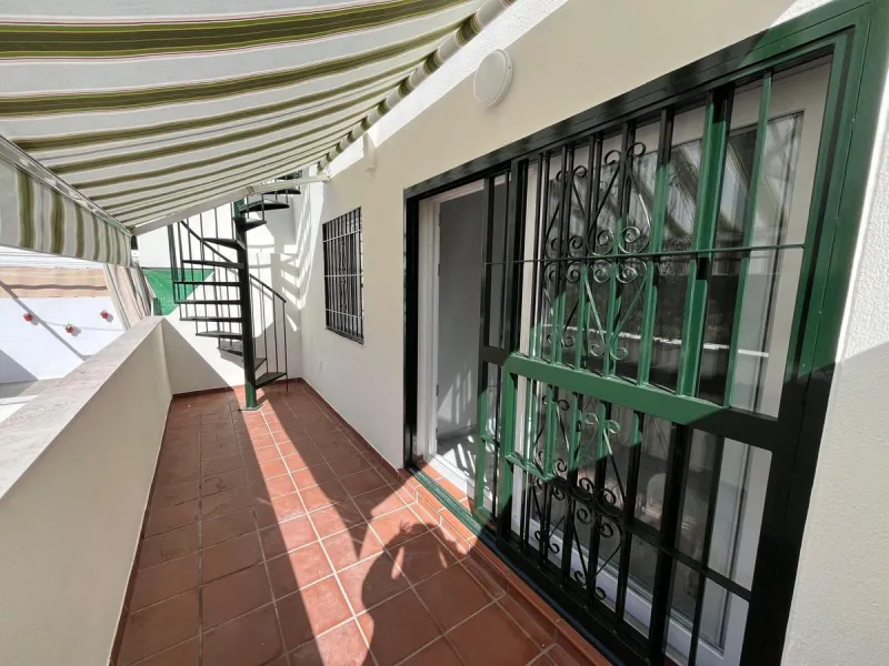 Apartment - Top Floor Apartment в продаже в Benalmadena, Málaga. В доме 2 спален и 1 ванных комнат. Площадь дома 74 м²