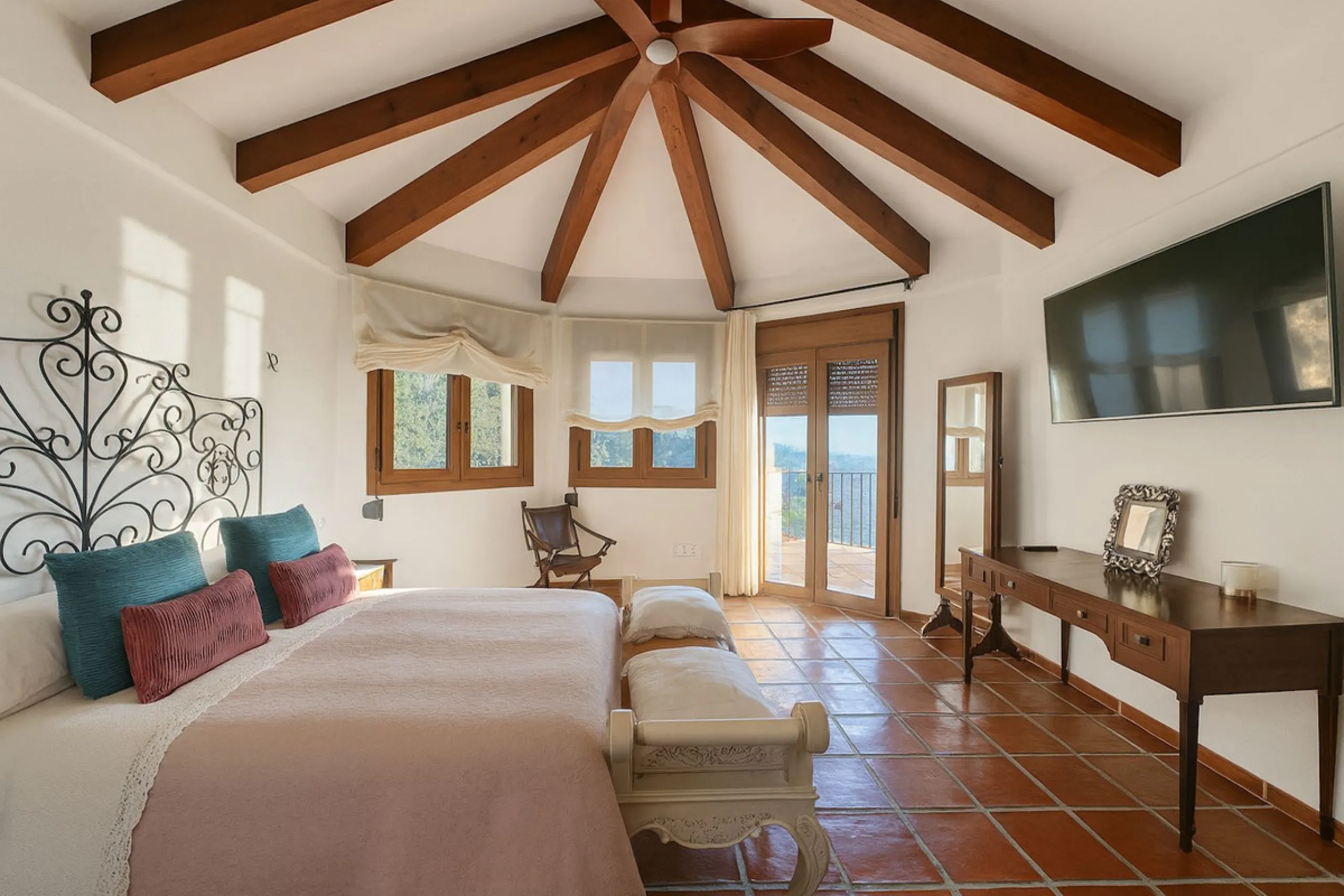 Amazing villa with breathtaking panoramic views  over the Lake of Istan, the Mediterranean and the coast with a south to west orientation.