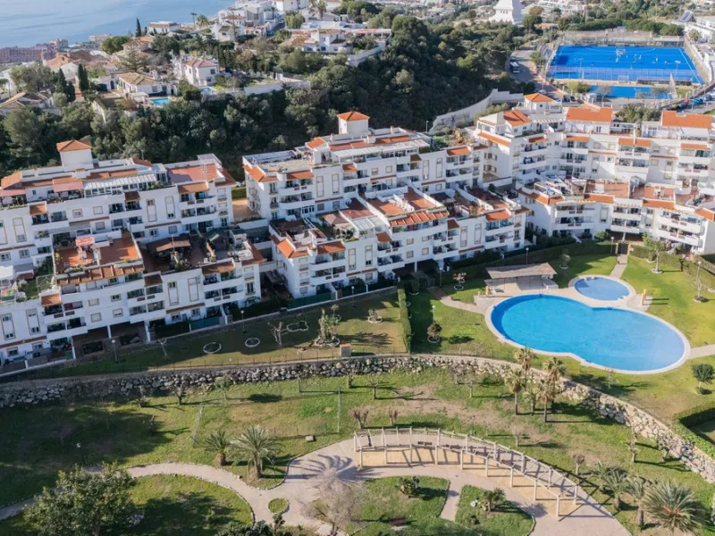 Stunning penthouse with exceptional terraces and panoramic views of the Mediterranean Sea and the beautiful Andalusian mountains near Benalmádena Pueblo.