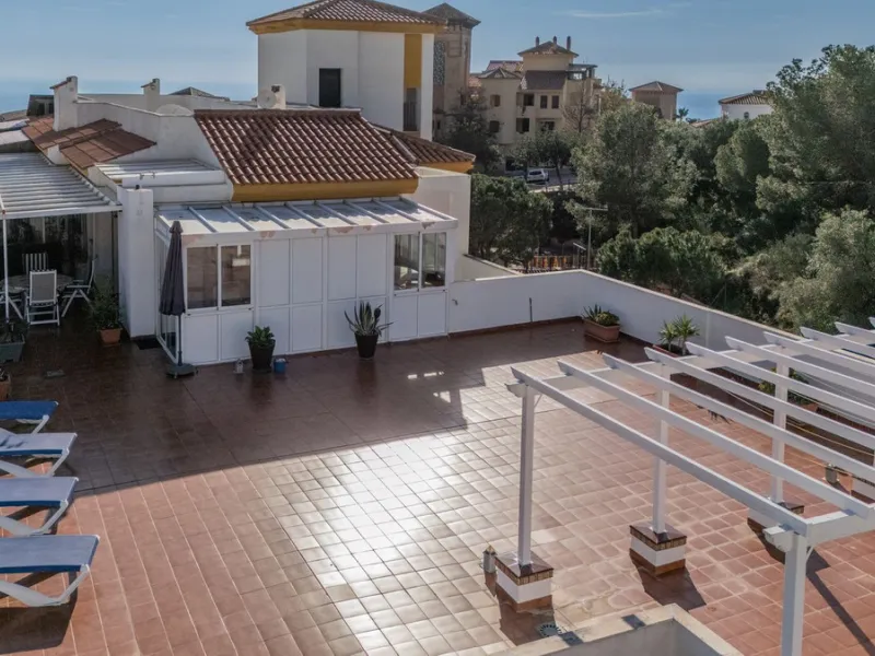 Apartment - Penthouse в продаже в Benalmadena, Málaga. В доме 3 спален и 2 ванных комнат. Площадь дома 126 м²