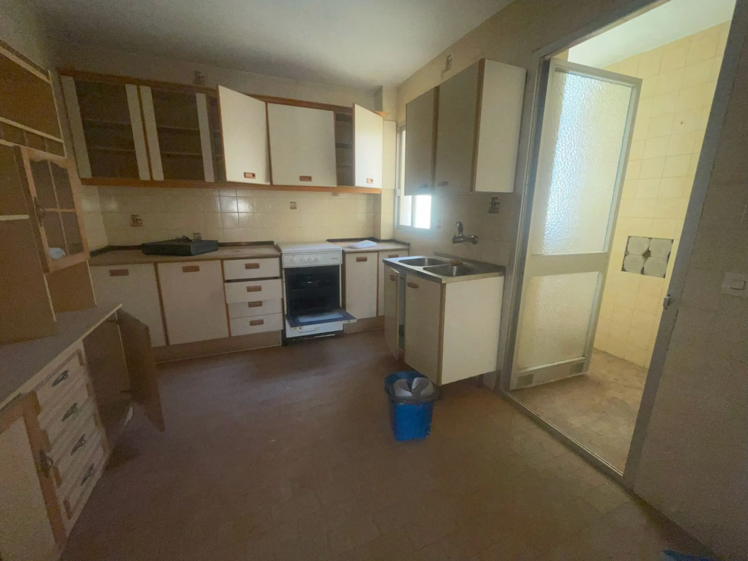 Apartment on Avenida Juan Carlos I – Just One Minute from the Beach! ????☀️ Discover this spacious 3-bedroom, 2-bathroom apartment located in one of the most sought-after areas of Estepona, Costa del Sol. Situated on the middle floor, it's just a one-minu