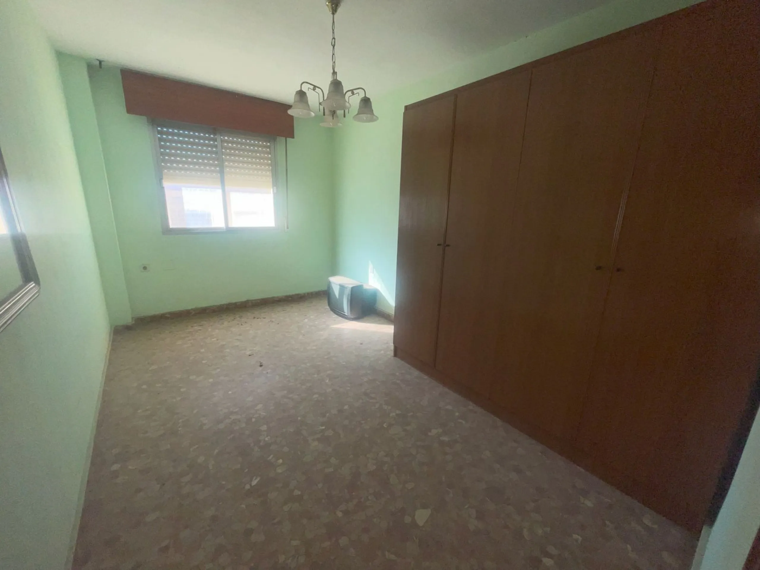 Apartment on Avenida Juan Carlos I – Just One Minute from the Beach! ????☀️ Discover this spacious 3-bedroom, 2-bathroom apartment located in one of the most sought-after areas of Estepona, Costa del Sol. Situated on the middle floor, it's just a one-minu