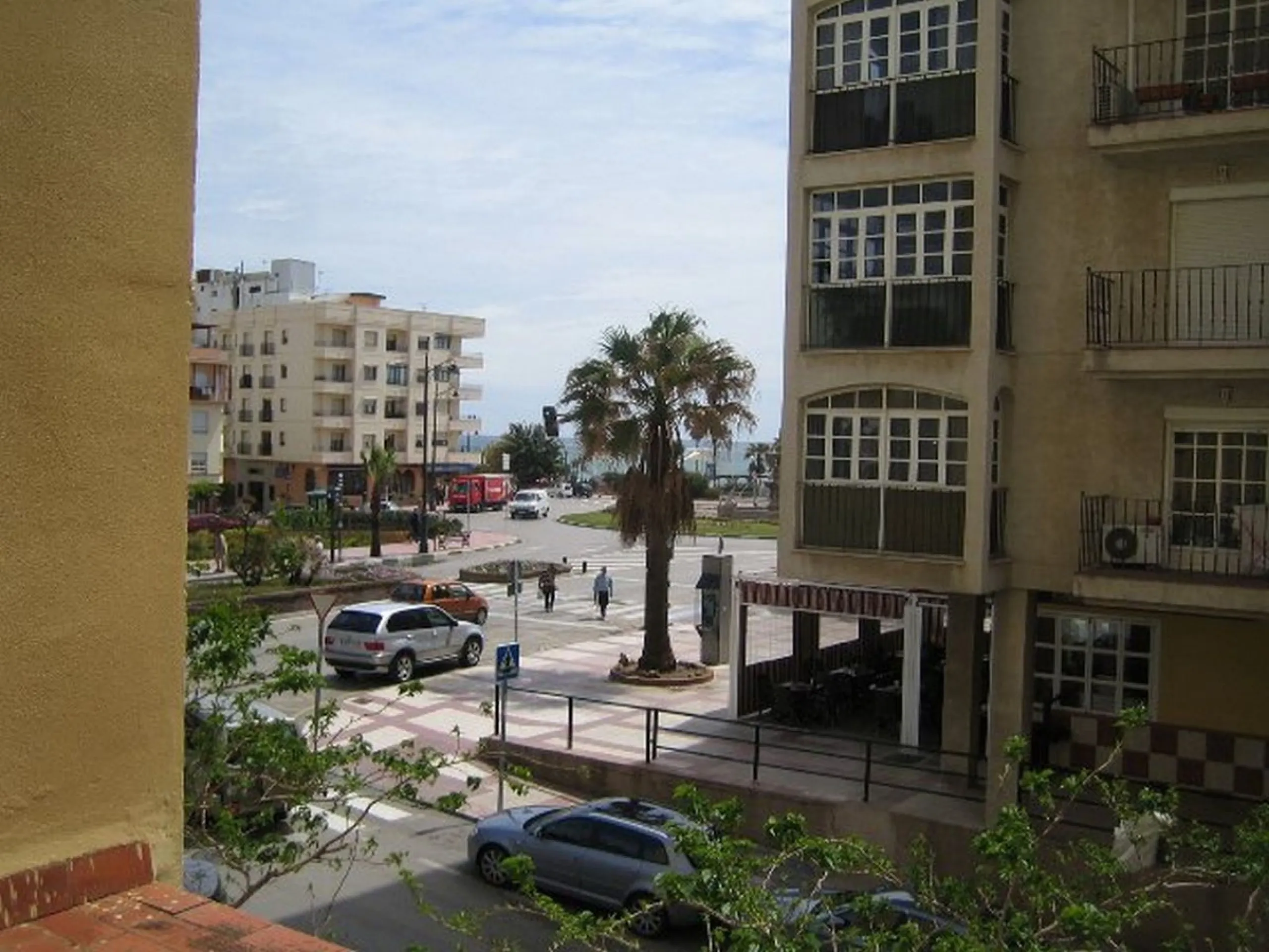 Apartment on Avenida Juan Carlos I – Just One Minute from the Beach! ????☀️ Discover this spacious 3-bedroom, 2-bathroom apartment located in one of the most sought-after areas of Estepona, Costa del Sol. Situated on the middle floor, it's just a one-minu