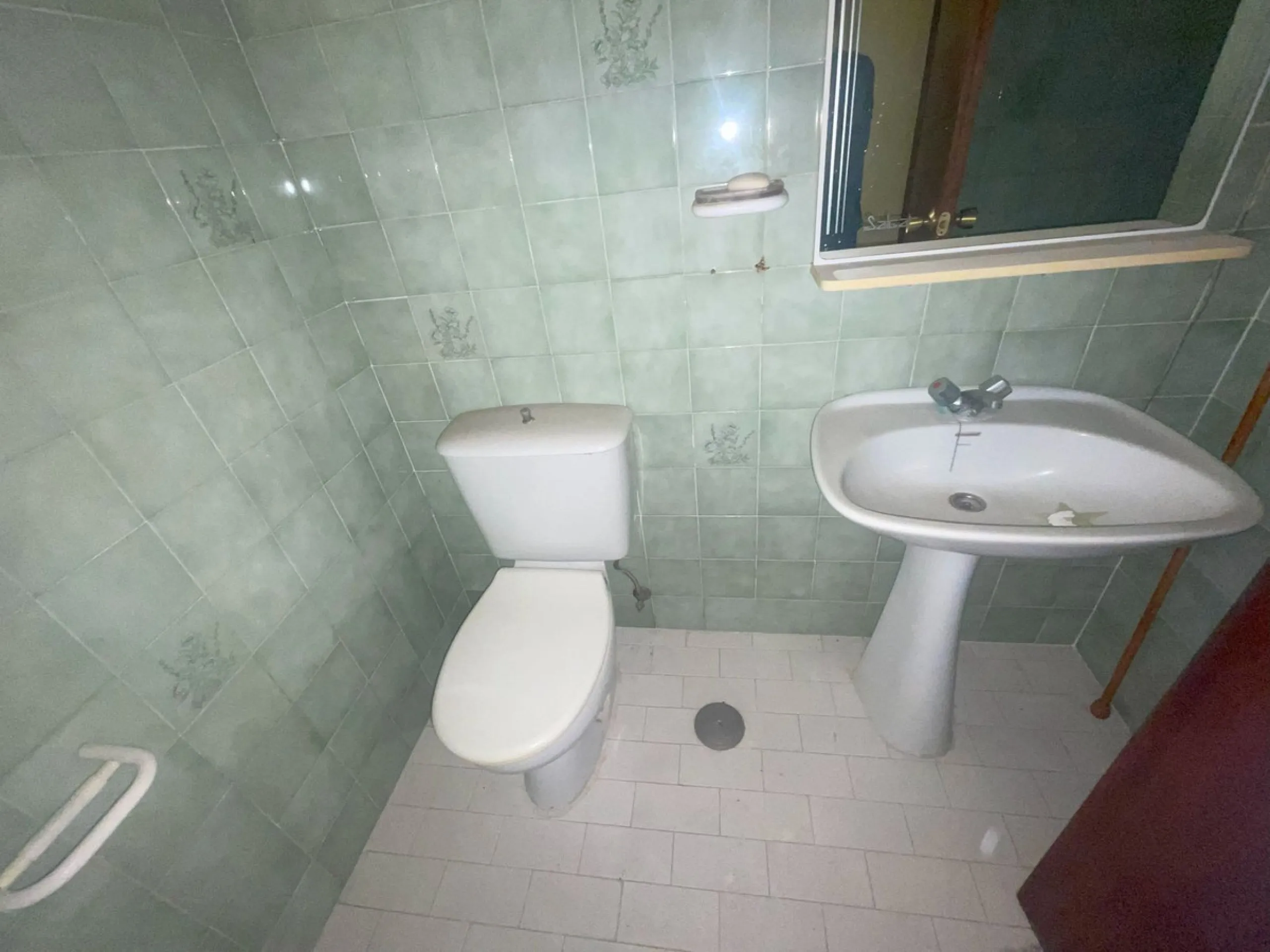 Apartment on Avenida Juan Carlos I – Just One Minute from the Beach! ????☀️ Discover this spacious 3-bedroom, 2-bathroom apartment located in one of the most sought-after areas of Estepona, Costa del Sol. Situated on the middle floor, it's just a one-minu