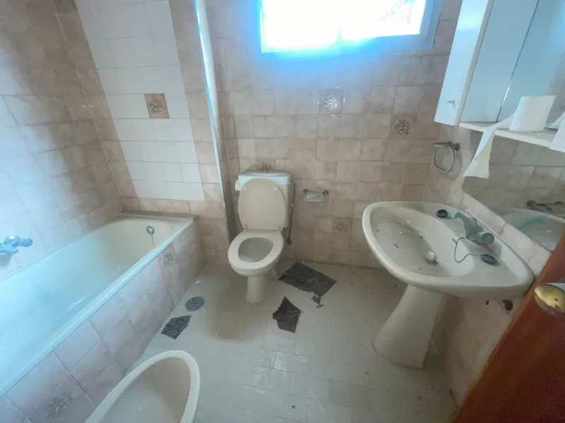 Apartment on Avenida Juan Carlos I – Just One Minute from the Beach! ????☀️ Discover this spacious 3-bedroom, 2-bathroom apartment located in one of the most sought-after areas of Estepona, Costa del Sol. Situated on the middle floor, it's just a one-minu