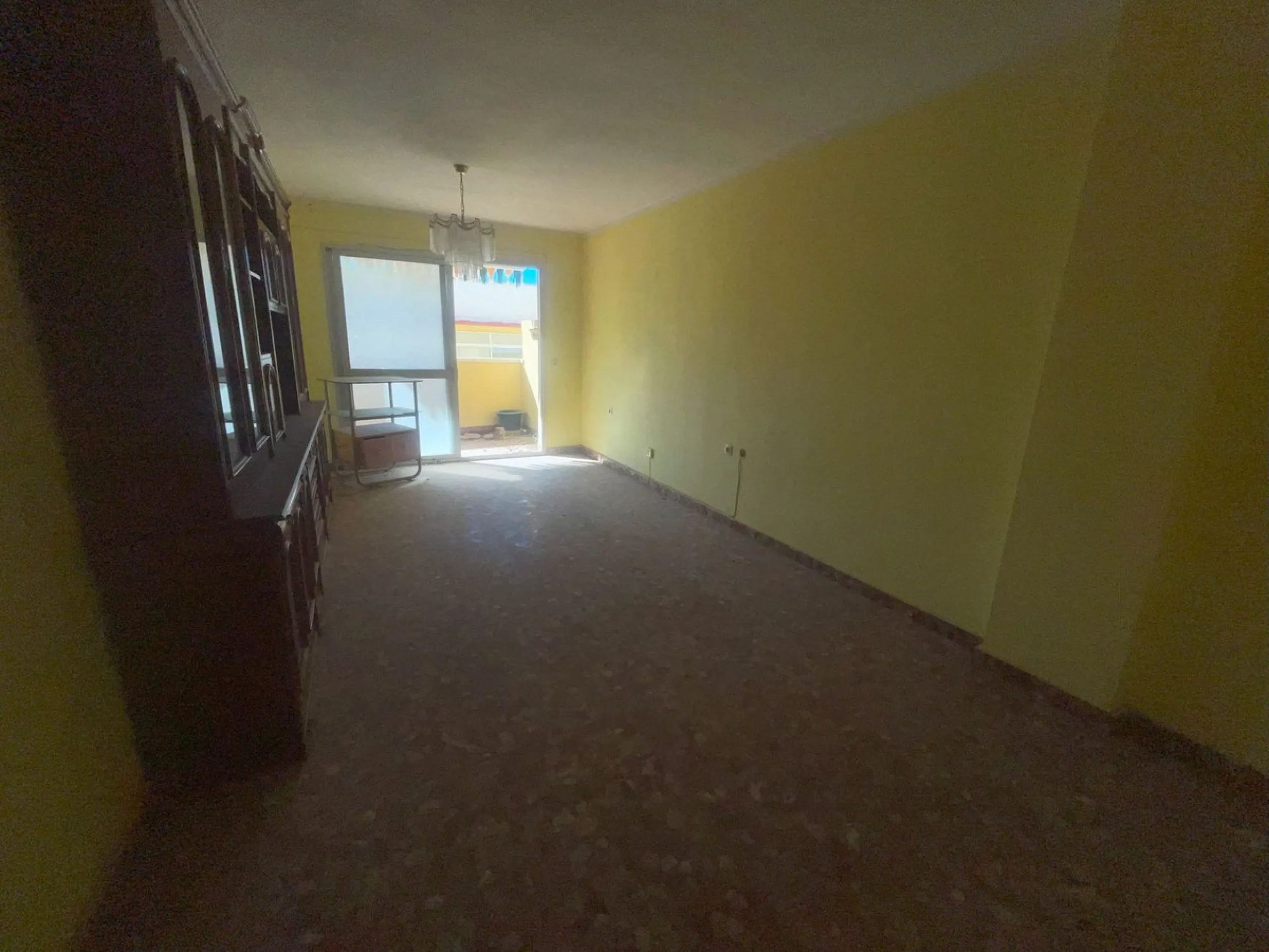Apartment on Avenida Juan Carlos I – Just One Minute from the Beach! ????☀️ Discover this spacious 3-bedroom, 2-bathroom apartment located in one of the most sought-after areas of Estepona, Costa del Sol. Situated on the middle floor, it's just a one-minu