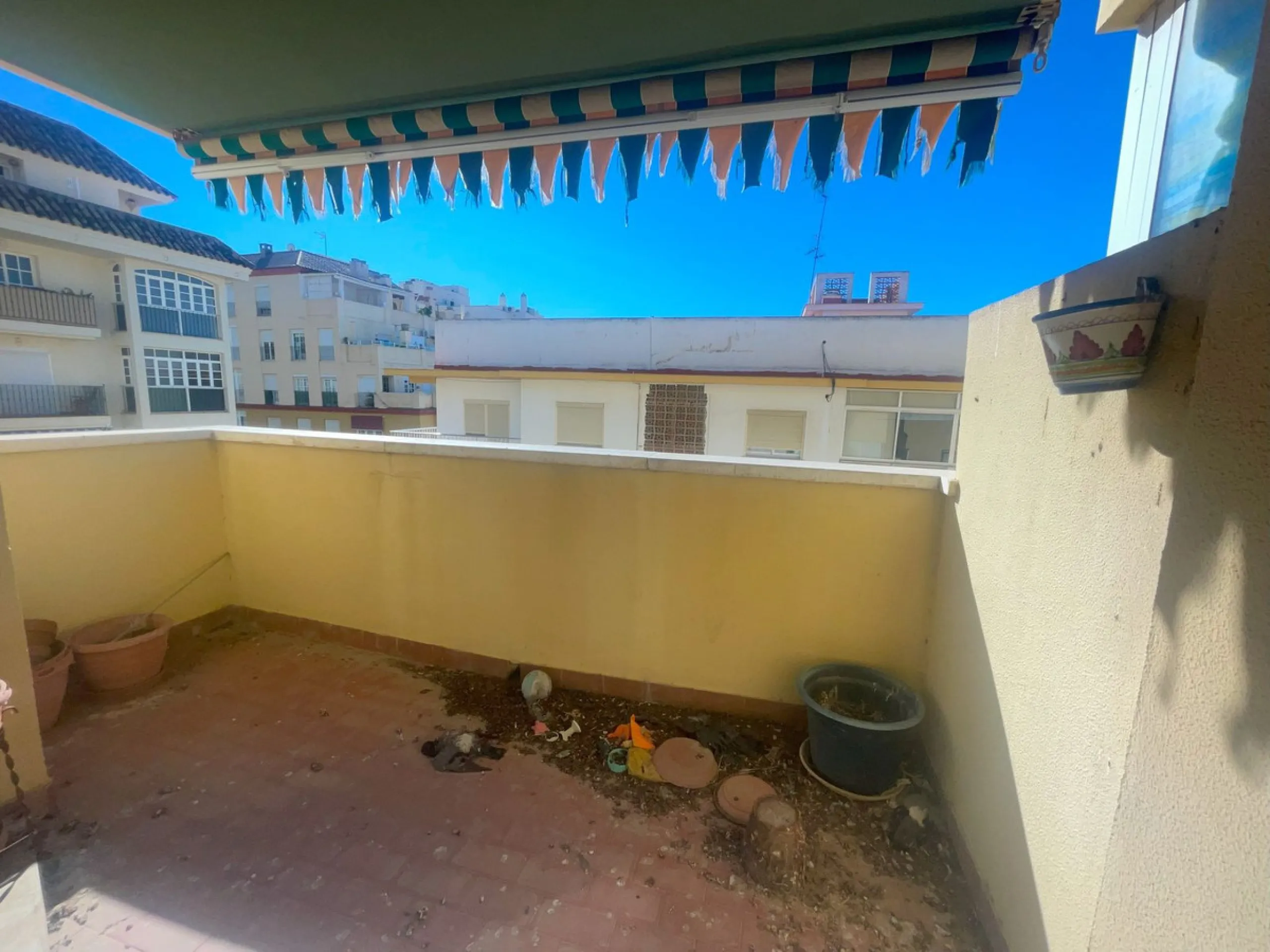 Apartment on Avenida Juan Carlos I – Just One Minute from the Beach! ????☀️ Discover this spacious 3-bedroom, 2-bathroom apartment located in one of the most sought-after areas of Estepona, Costa del Sol. Situated on the middle floor, it's just a one-minu