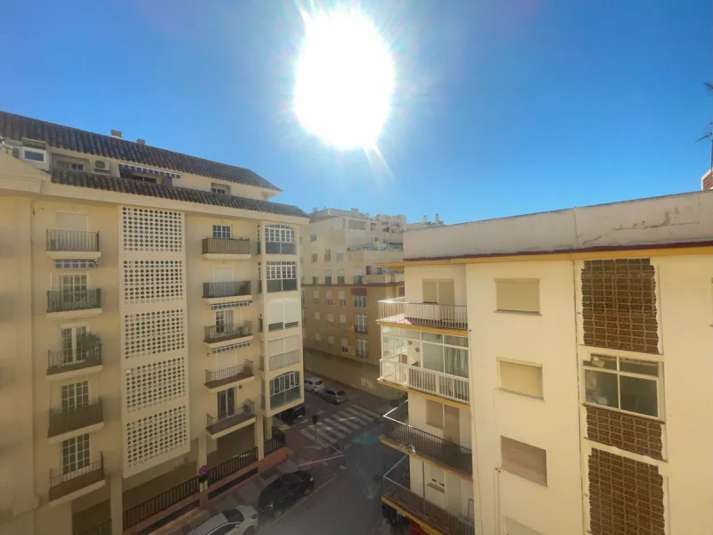 Apartment on Avenida Juan Carlos I – Just One Minute from the Beach! ????☀️ Discover this spacious 3-bedroom, 2-bathroom apartment located in one of the most sought-after areas of Estepona, Costa del Sol. Situated on the middle floor, it's just a one-minu