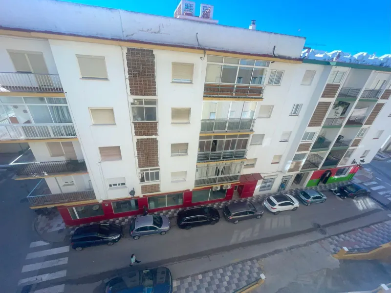Apartment on Avenida Juan Carlos I – Just One Minute from the Beach! ????☀️ Discover this spacious 3-bedroom, 2-bathroom apartment located in one of the most sought-after areas of Estepona, Costa del Sol. Situated on the middle floor, it's just a one-minu