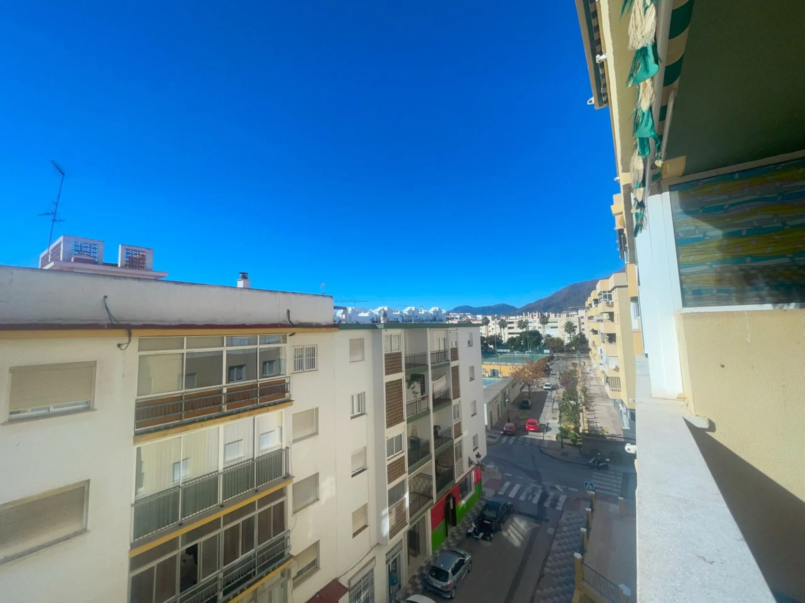 Apartment on Avenida Juan Carlos I – Just One Minute from the Beach! ????☀️ Discover this spacious 3-bedroom, 2-bathroom apartment located in one of the most sought-after areas of Estepona, Costa del Sol. Situated on the middle floor, it's just a one-minu