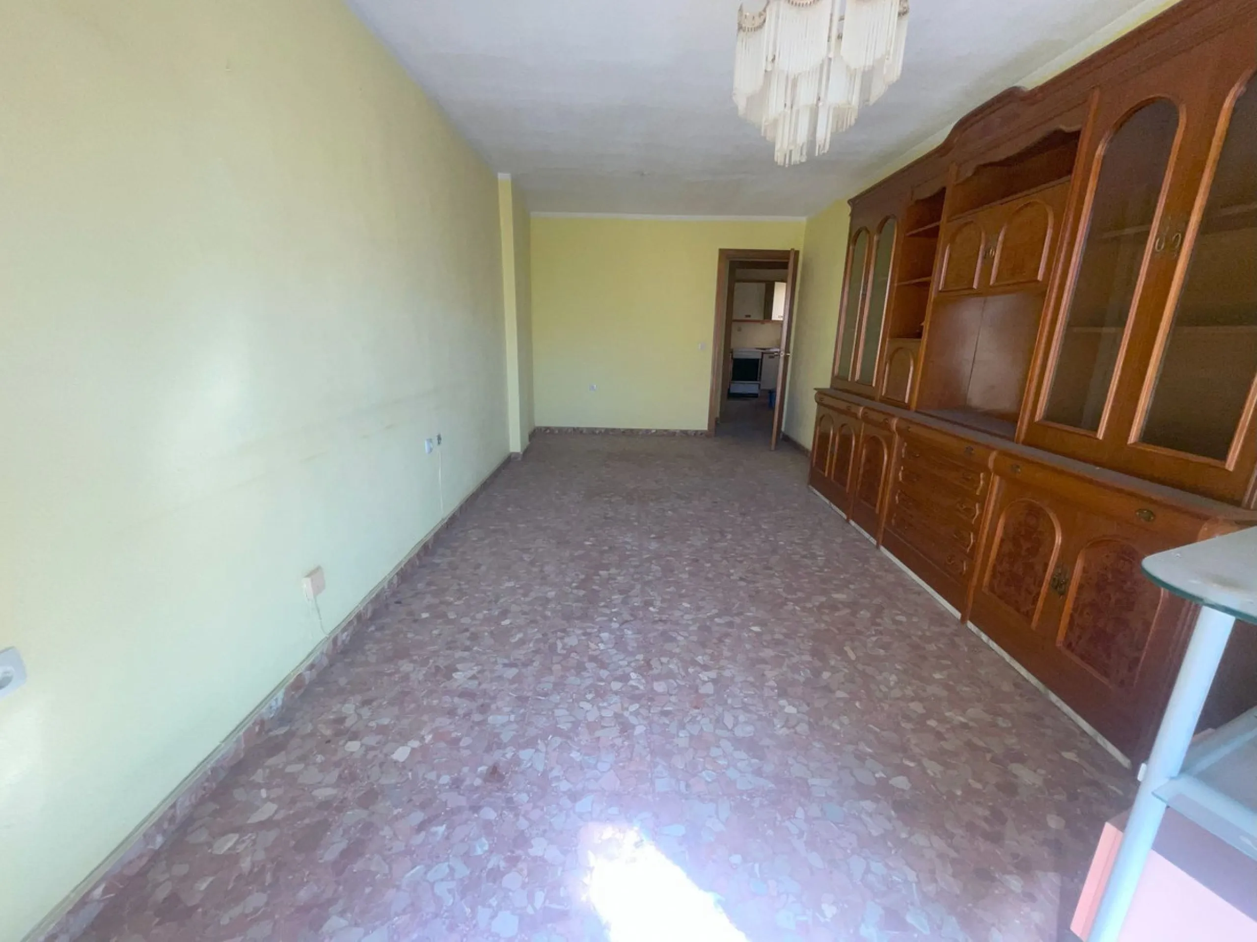 Apartment on Avenida Juan Carlos I – Just One Minute from the Beach! ????☀️ Discover this spacious 3-bedroom, 2-bathroom apartment located in one of the most sought-after areas of Estepona, Costa del Sol. Situated on the middle floor, it's just a one-minu
