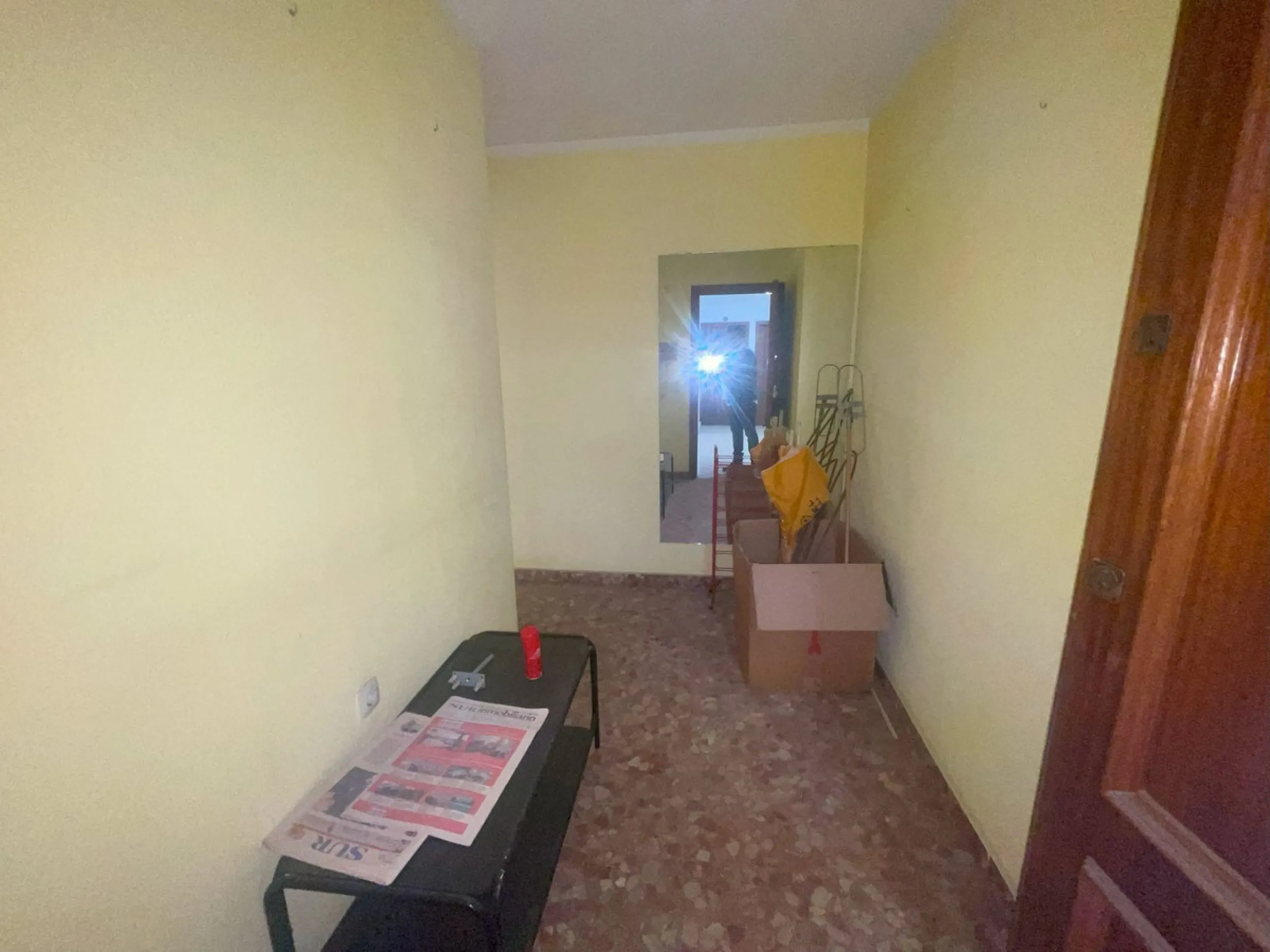 Apartment on Avenida Juan Carlos I – Just One Minute from the Beach! ????☀️ Discover this spacious 3-bedroom, 2-bathroom apartment located in one of the most sought-after areas of Estepona, Costa del Sol. Situated on the middle floor, it's just a one-minu