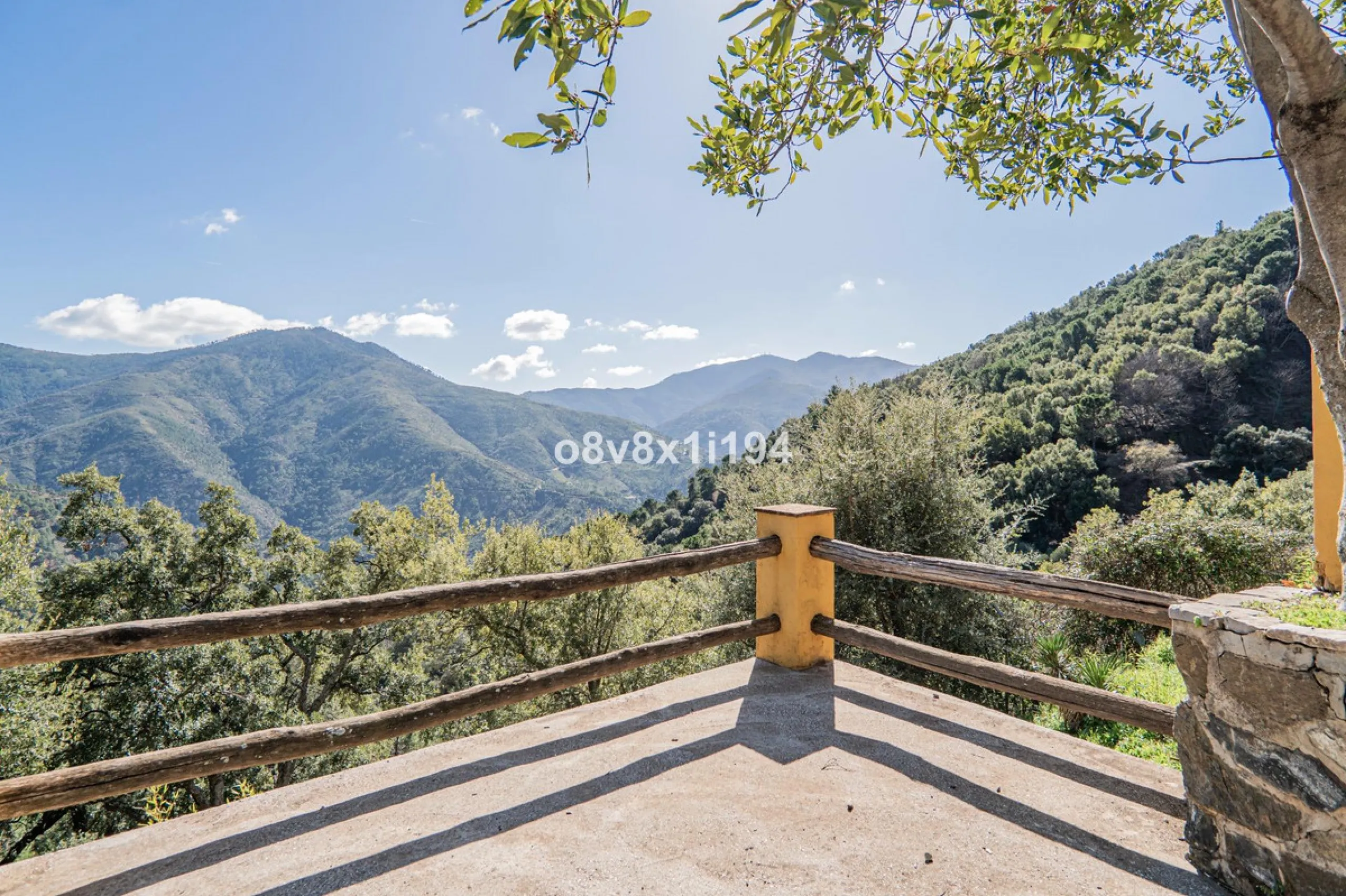We are delighted to present this magnificent 30-hectare estate located on the outskirts of Jubrique, nestled in the breathtaking Valle del Genal. Surrounded by forests, mountains, and pristine nature, this exclusive property offers absolute privacy, makin