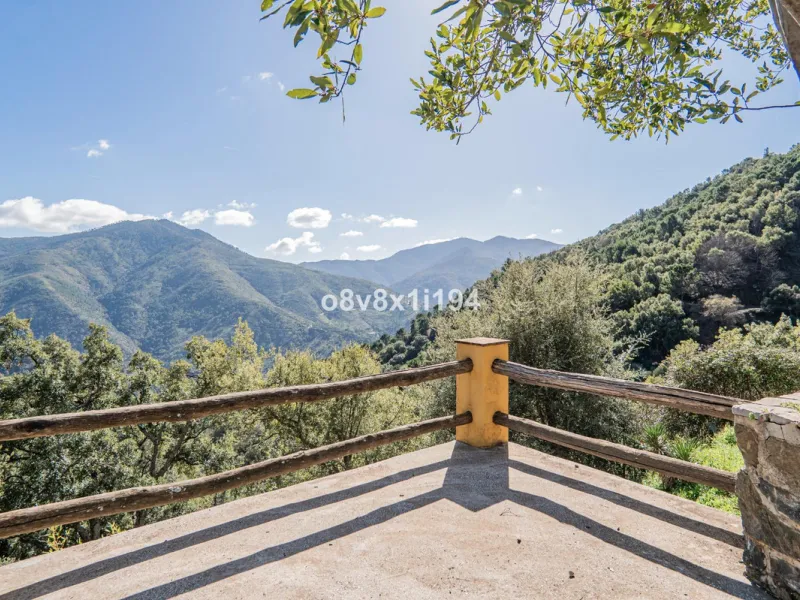 We are delighted to present this magnificent 30-hectare estate located on the outskirts of Jubrique, nestled in the breathtaking Valle del Genal. Surrounded by forests, mountains, and pristine nature, this exclusive property offers absolute privacy, makin