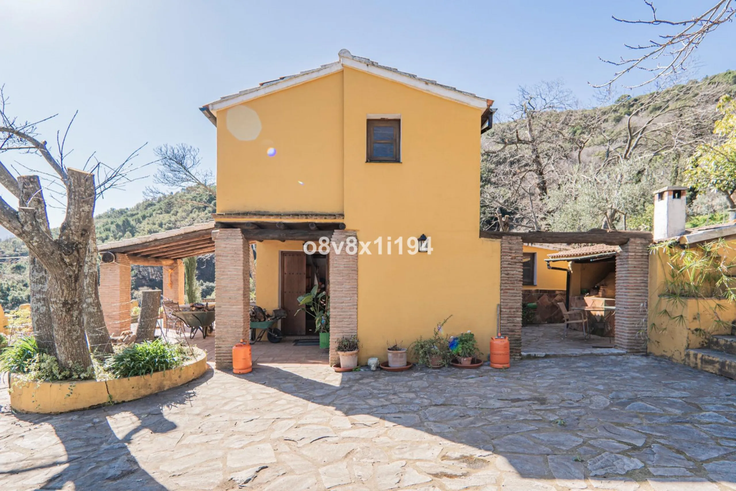 We are delighted to present this magnificent 30-hectare estate located on the outskirts of Jubrique, nestled in the breathtaking Valle del Genal. Surrounded by forests, mountains, and pristine nature, this exclusive property offers absolute privacy, makin