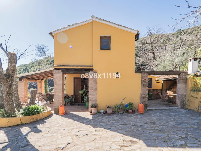 We are delighted to present this magnificent 30-hectare estate located on the outskirts of Jubrique, nestled in the breathtaking Valle del Genal. Surrounded by forests, mountains, and pristine nature, this exclusive property offers absolute privacy, makin