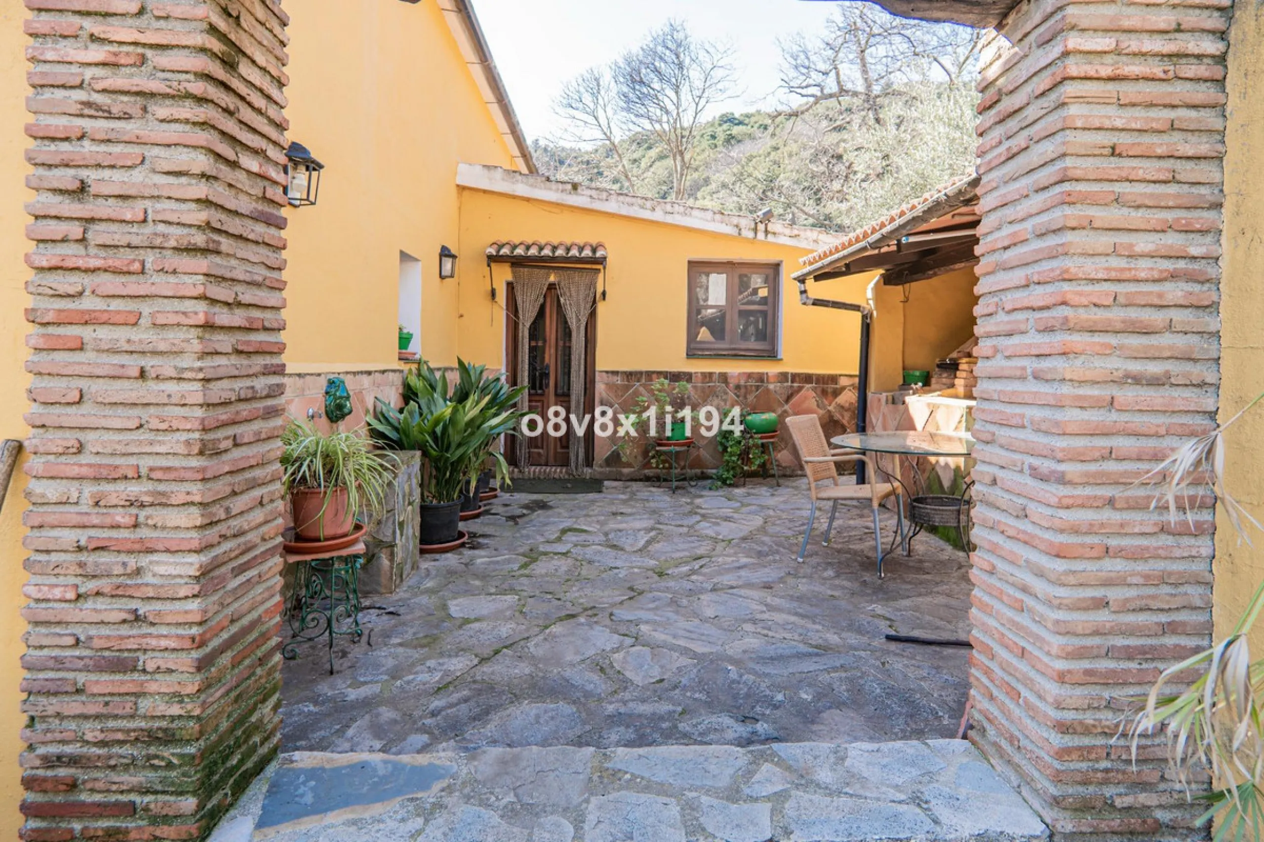 We are delighted to present this magnificent 30-hectare estate located on the outskirts of Jubrique, nestled in the breathtaking Valle del Genal. Surrounded by forests, mountains, and pristine nature, this exclusive property offers absolute privacy, makin