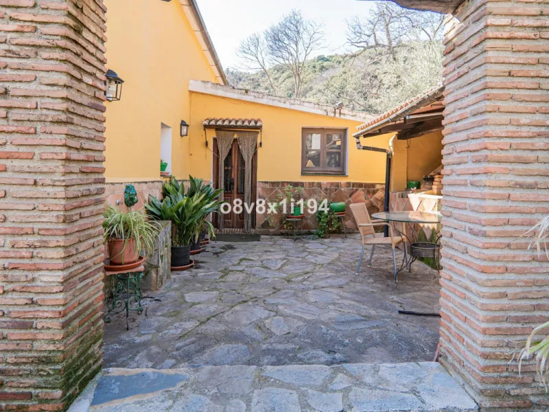 We are delighted to present this magnificent 30-hectare estate located on the outskirts of Jubrique, nestled in the breathtaking Valle del Genal. Surrounded by forests, mountains, and pristine nature, this exclusive property offers absolute privacy, makin