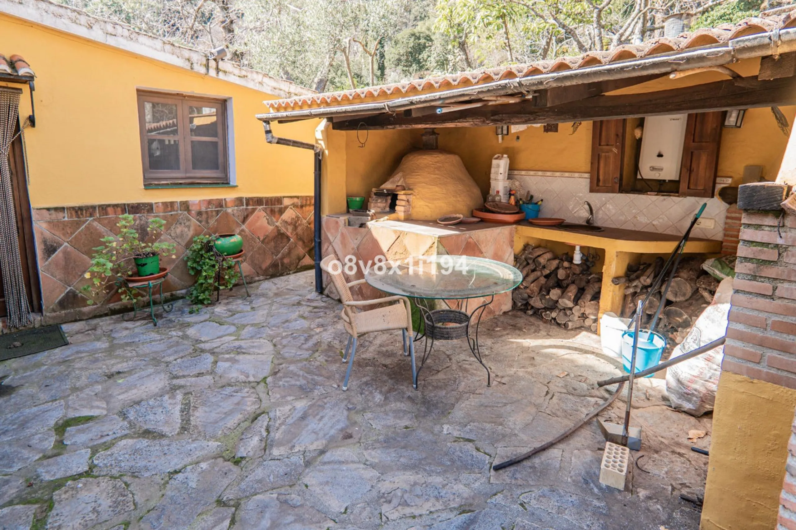 We are delighted to present this magnificent 30-hectare estate located on the outskirts of Jubrique, nestled in the breathtaking Valle del Genal. Surrounded by forests, mountains, and pristine nature, this exclusive property offers absolute privacy, makin