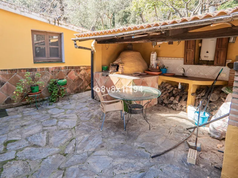 We are delighted to present this magnificent 30-hectare estate located on the outskirts of Jubrique, nestled in the breathtaking Valle del Genal. Surrounded by forests, mountains, and pristine nature, this exclusive property offers absolute privacy, makin