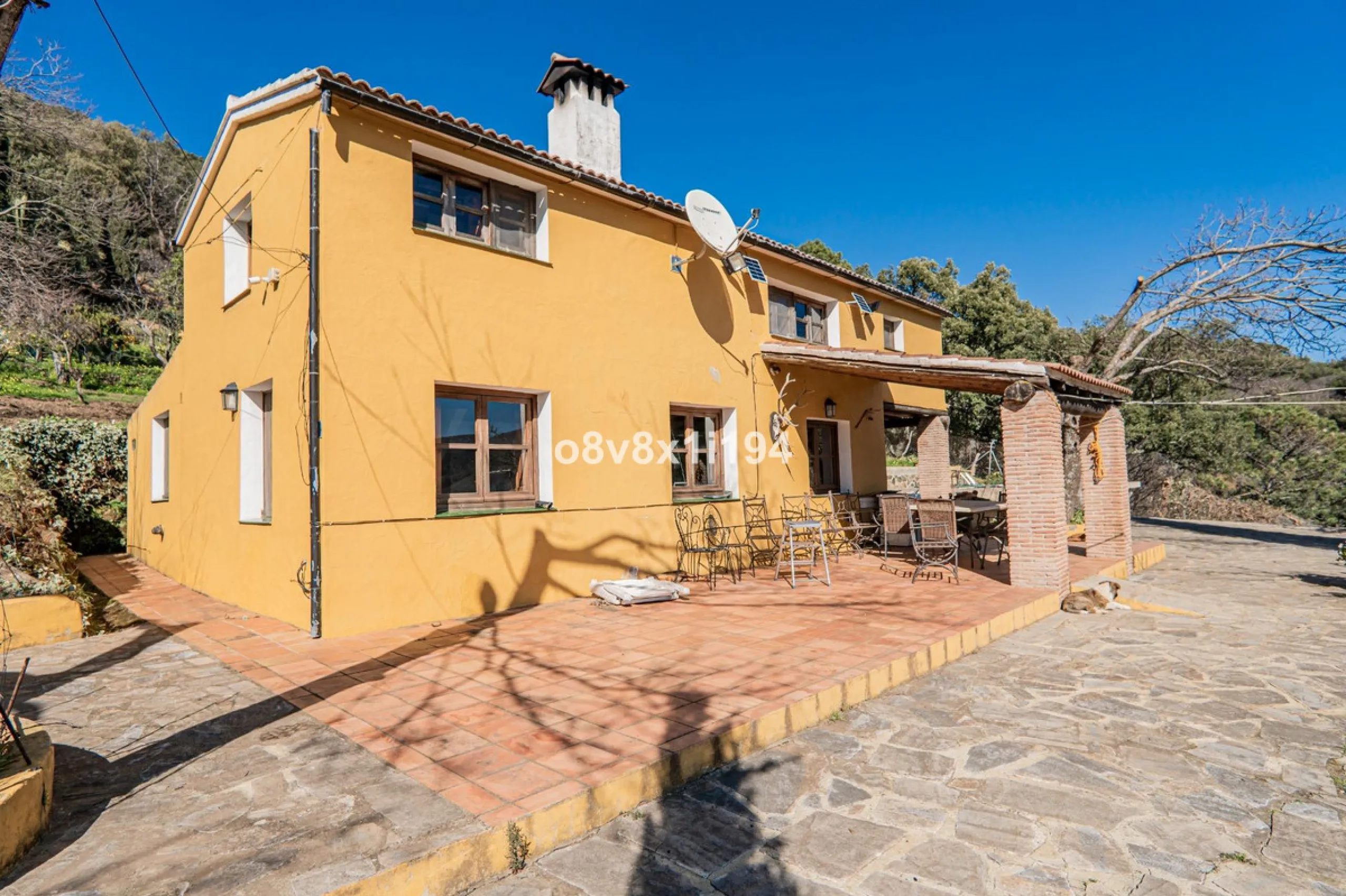We are delighted to present this magnificent 30-hectare estate located on the outskirts of Jubrique, nestled in the breathtaking Valle del Genal. Surrounded by forests, mountains, and pristine nature, this exclusive property offers absolute privacy, makin