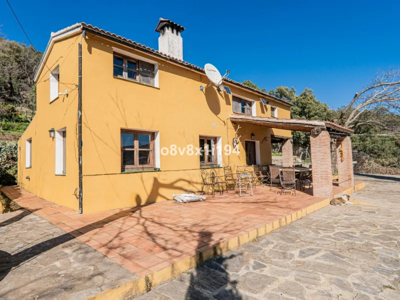 We are delighted to present this magnificent 30-hectare estate located on the outskirts of Jubrique, nestled in the breathtaking Valle del Genal. Surrounded by forests, mountains, and pristine nature, this exclusive property offers absolute privacy, makin