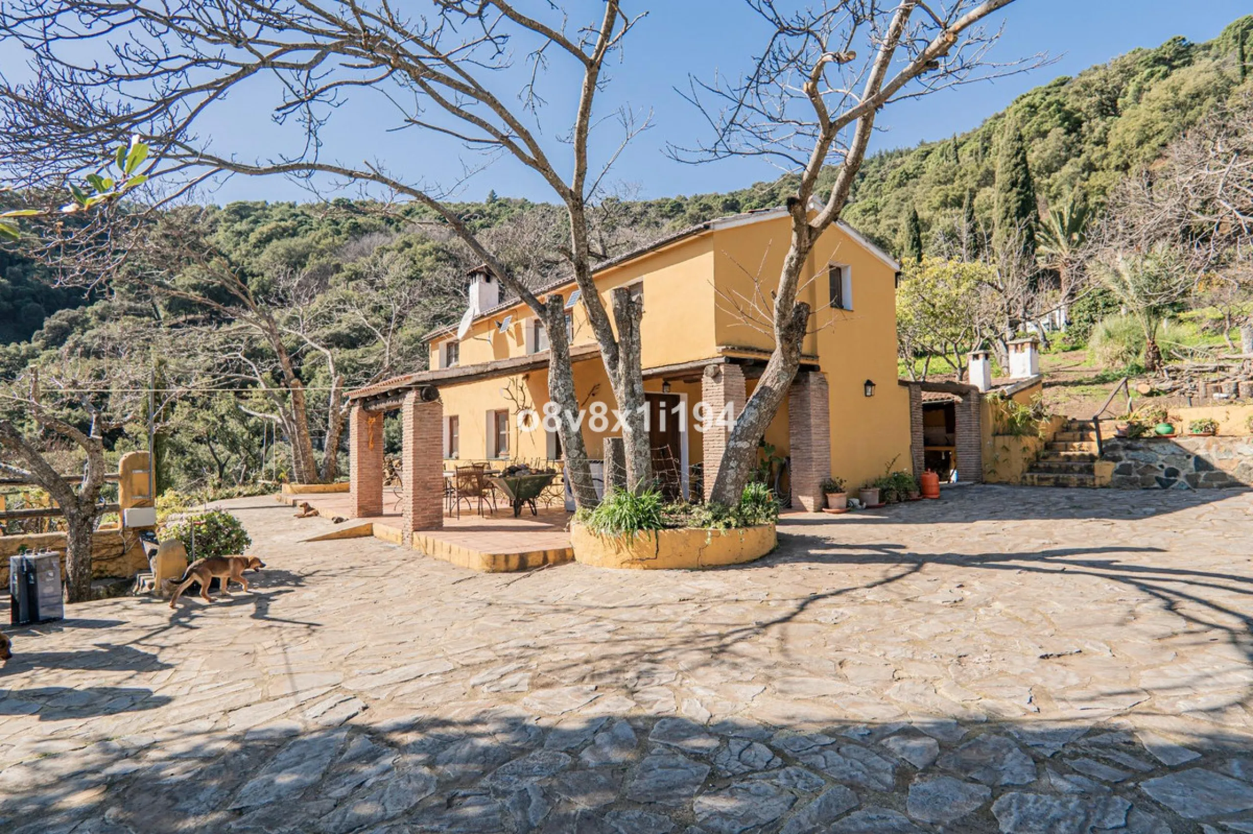 We are delighted to present this magnificent 30-hectare estate located on the outskirts of Jubrique, nestled in the breathtaking Valle del Genal. Surrounded by forests, mountains, and pristine nature, this exclusive property offers absolute privacy, makin