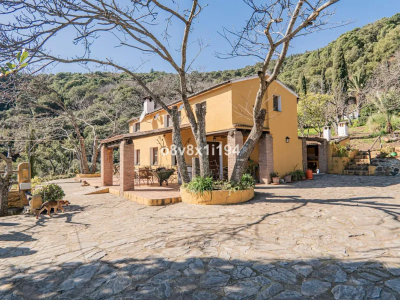 We are delighted to present this magnificent 30-hectare estate located on the outskirts of Jubrique, nestled in the breathtaking Valle del Genal. Surrounded by forests, mountains, and pristine nature, this exclusive property offers absolute privacy, makin