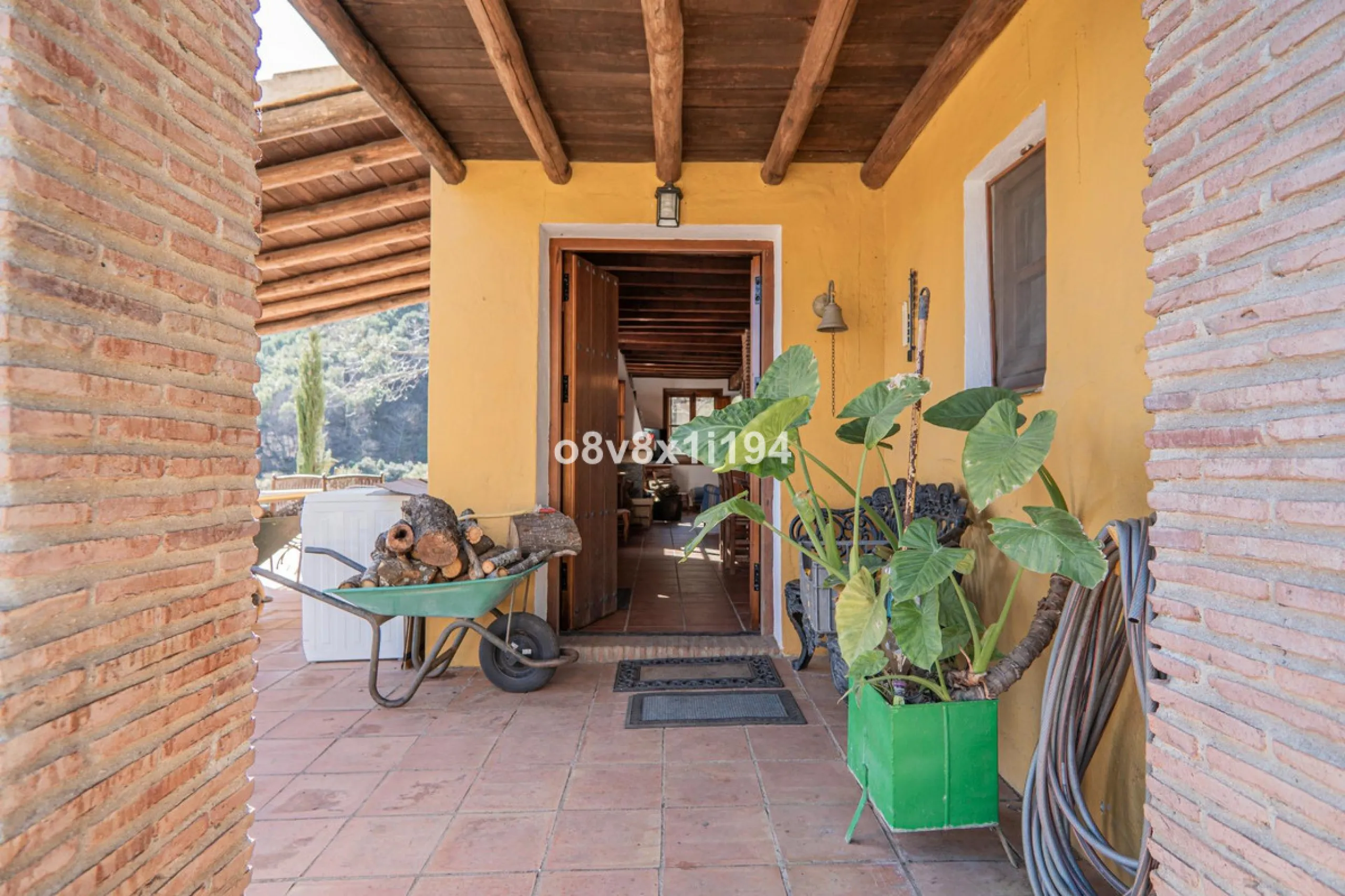We are delighted to present this magnificent 30-hectare estate located on the outskirts of Jubrique, nestled in the breathtaking Valle del Genal. Surrounded by forests, mountains, and pristine nature, this exclusive property offers absolute privacy, makin