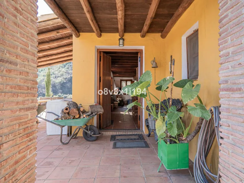 We are delighted to present this magnificent 30-hectare estate located on the outskirts of Jubrique, nestled in the breathtaking Valle del Genal. Surrounded by forests, mountains, and pristine nature, this exclusive property offers absolute privacy, makin