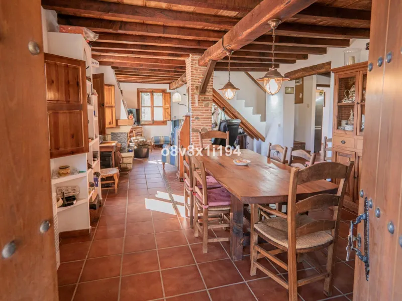 We are delighted to present this magnificent 30-hectare estate located on the outskirts of Jubrique, nestled in the breathtaking Valle del Genal. Surrounded by forests, mountains, and pristine nature, this exclusive property offers absolute privacy, makin