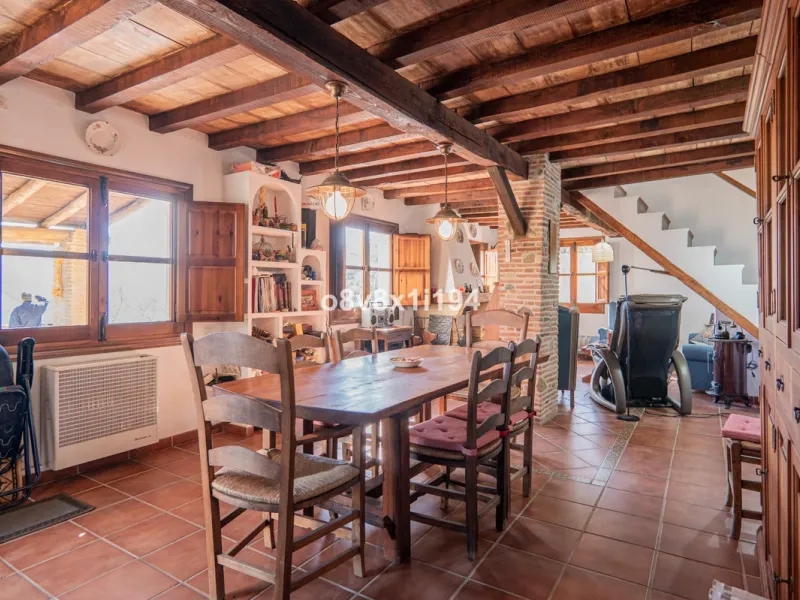 We are delighted to present this magnificent 30-hectare estate located on the outskirts of Jubrique, nestled in the breathtaking Valle del Genal. Surrounded by forests, mountains, and pristine nature, this exclusive property offers absolute privacy, makin