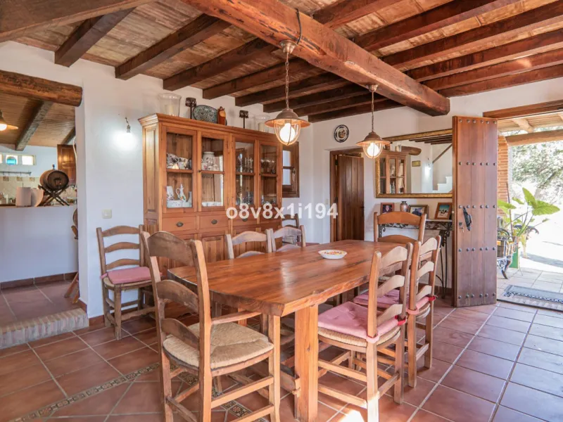 We are delighted to present this magnificent 30-hectare estate located on the outskirts of Jubrique, nestled in the breathtaking Valle del Genal. Surrounded by forests, mountains, and pristine nature, this exclusive property offers absolute privacy, makin
