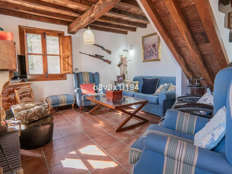 We are delighted to present this magnificent 30-hectare estate located on the outskirts of Jubrique, nestled in the breathtaking Valle del Genal. Surrounded by forests, mountains, and pristine nature, this exclusive property offers absolute privacy, makin