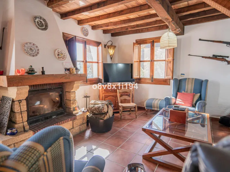 We are delighted to present this magnificent 30-hectare estate located on the outskirts of Jubrique, nestled in the breathtaking Valle del Genal. Surrounded by forests, mountains, and pristine nature, this exclusive property offers absolute privacy, makin